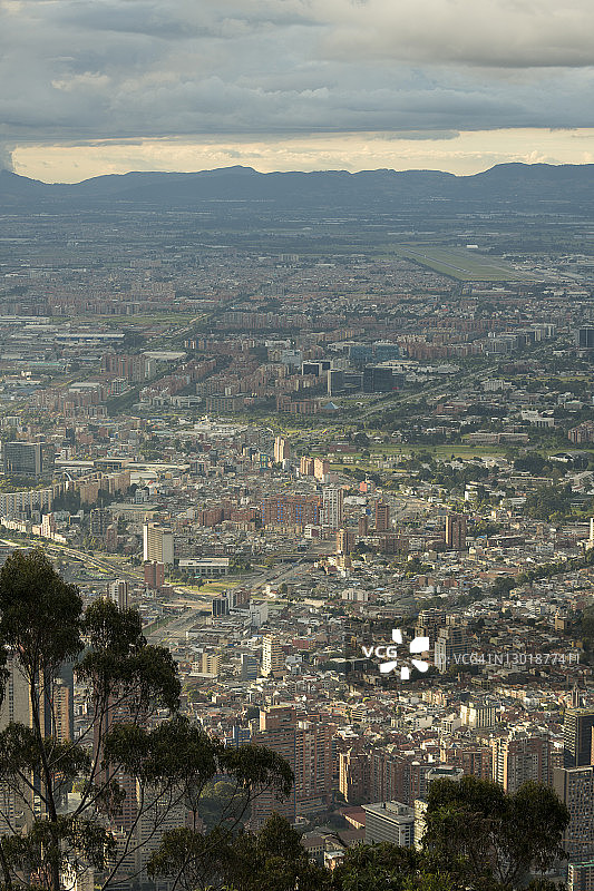 从蒙塞拉特山丘俯瞰波哥大，昆迪纳马卡，哥伦比亚，南美洲图片素材