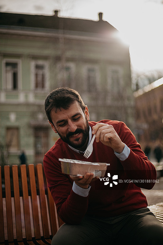 我喜欢在休息时尝试新的外卖食物图片素材