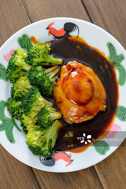 西兰花 served with 鲍鱼菜肴图片素材