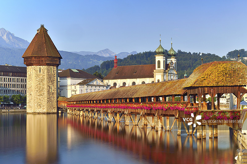 瑞士卢塞恩教堂桥和日落时分的旧城区图片素材