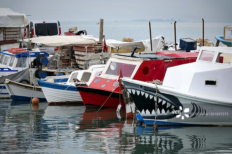 停泊在伊兹密尔码头的木制渔船图片素材