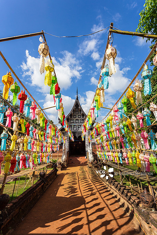 清迈洛摩里寺水灯节的彩色灯笼图片素材