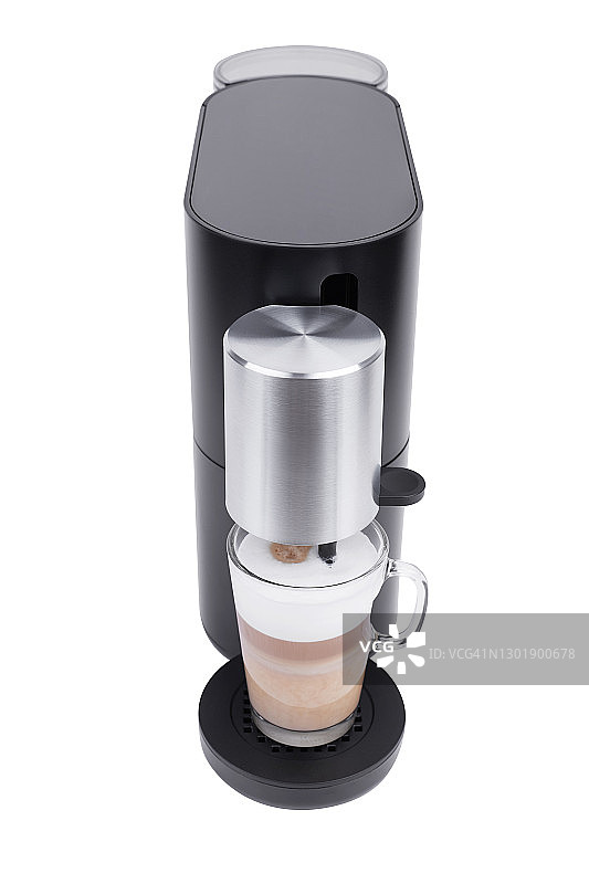 白色背景上正在制作咖啡拿铁的咖啡机图片素材