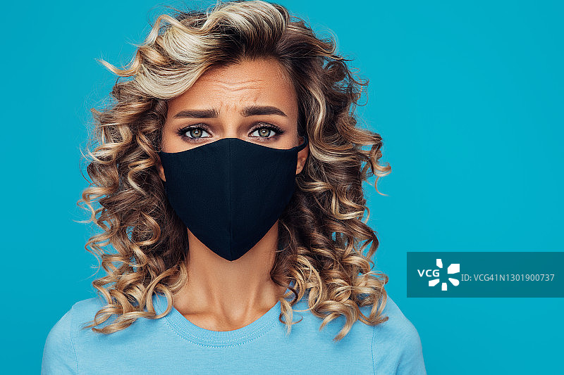 戴着防护口罩的不开心女孩图片素材