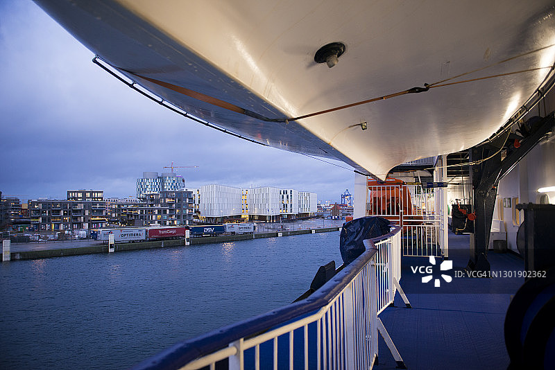 从丹麦-挪威渡轮甲板上看到的哥本哈根城市天际线黄昏景色图片素材
