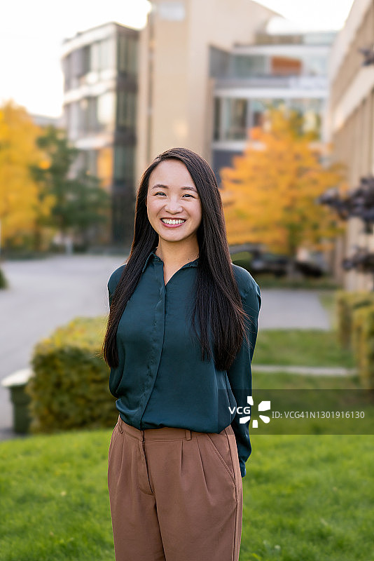 一位身穿商务休闲装的年轻女子，地点：挪威奥斯陆图片素材