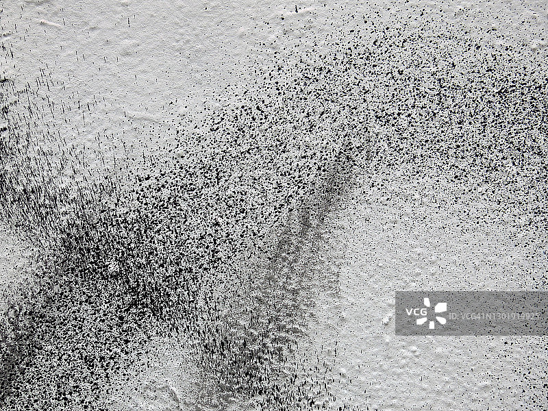 巴黎纹理墙面上洒落的黑色油漆滴图片素材