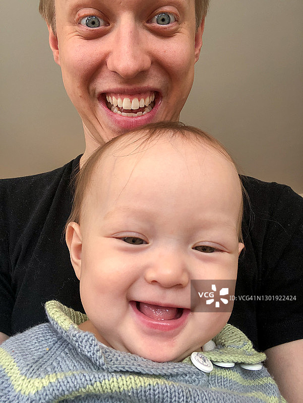 在挪威奥斯陆，快乐的父亲和孩子自拍图片素材