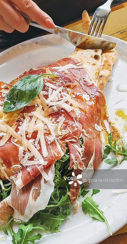 搭配帕尔马火腿的意式卡宗披萨图片素材