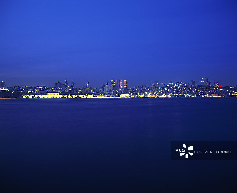 夜晚伊斯坦布尔多尔马巴赫切和贝西克塔斯区全景图片素材