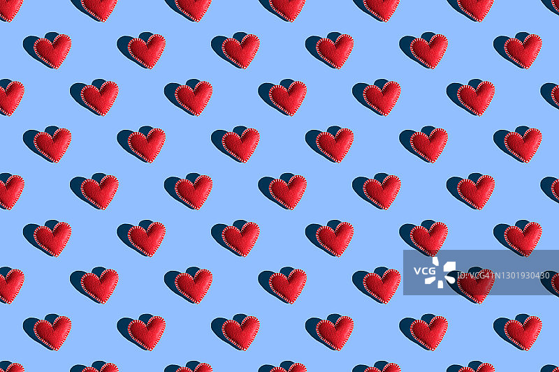 蓝色背景上的红色心形无缝图案（情人节背景，手工制作）图片素材