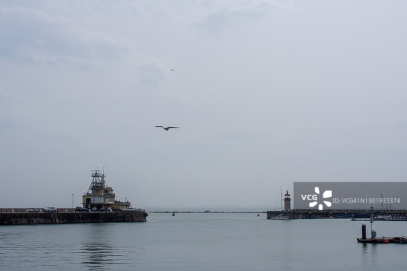 海鸥飞过拉姆斯盖特港图片素材