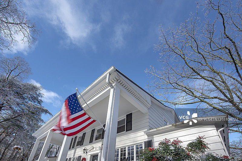 雪中的复古房屋图片素材