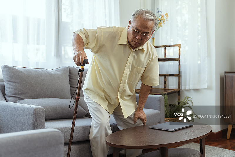 患有慢性膝盖疼痛的老年绅士图片素材