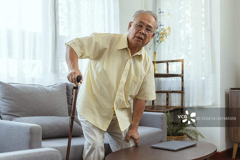 患有慢性膝盖疼痛的老年绅士图片素材