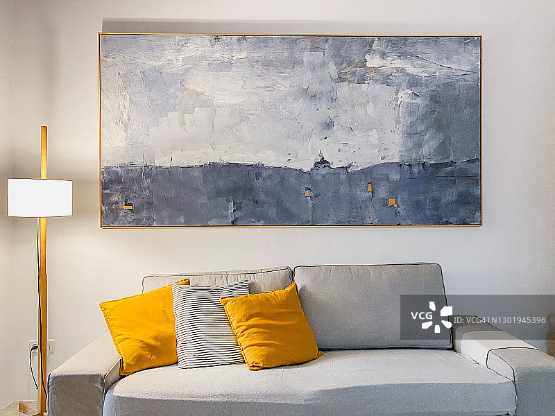 配有沙发和黄色靠垫的客厅图片素材