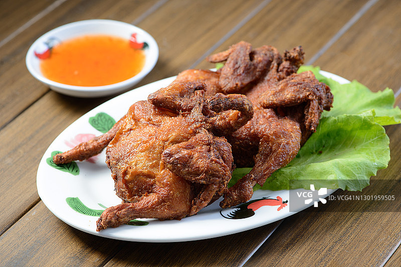 中式美食：烤乳鸽图片素材