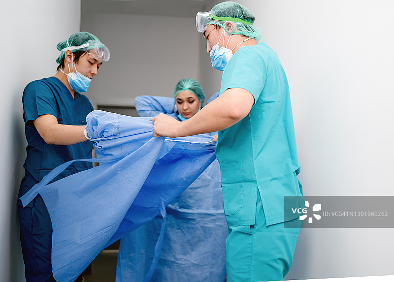 医护人员脱下用过的防护服，在新冠疫情期间工作图片素材