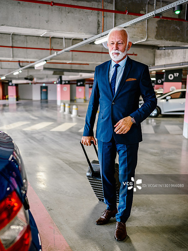 准备旅行的年长商人图片素材