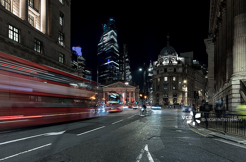 夜晚的伦敦城市交通图片素材