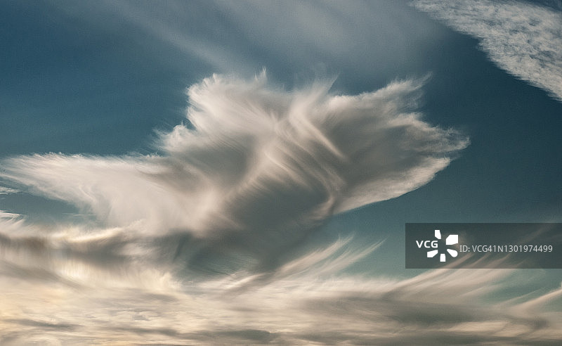 傍晚天空扭曲的奇异卷云图片素材