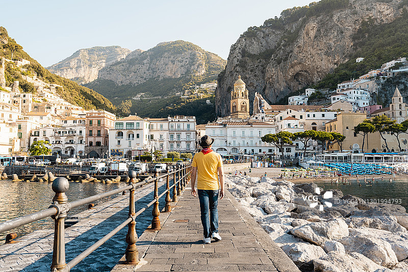 在意大利阿马尔菲行走的游客图片素材