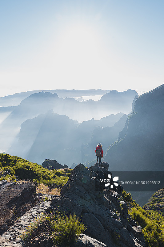 女人在马德拉山顶欣赏风景图片素材