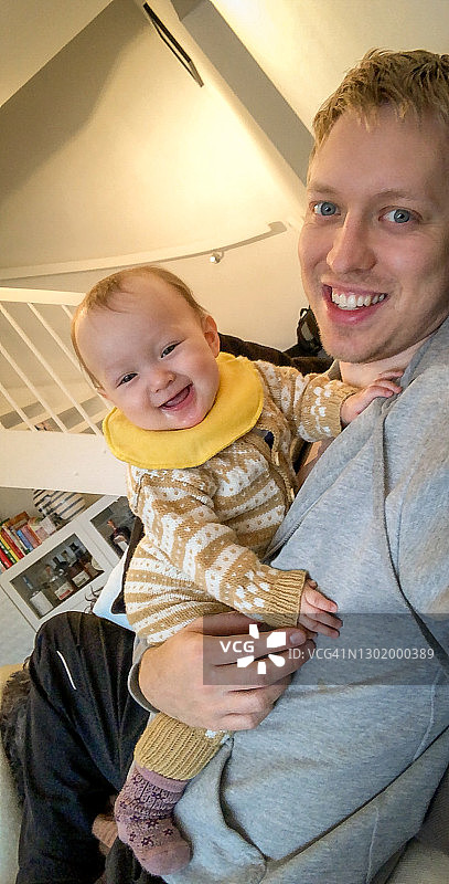 在挪威奥斯陆与爸爸和宝宝在家中共度美好时光图片素材