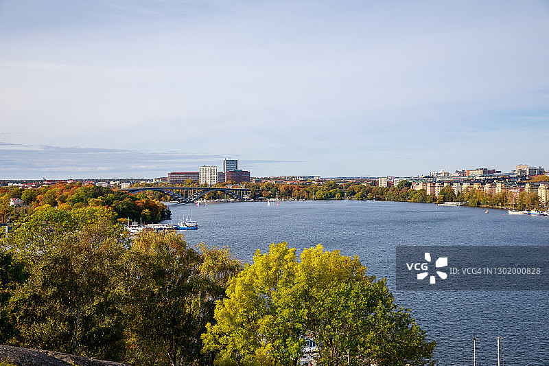 瑞典斯德哥尔摩壮观的海滨和天际线图片素材