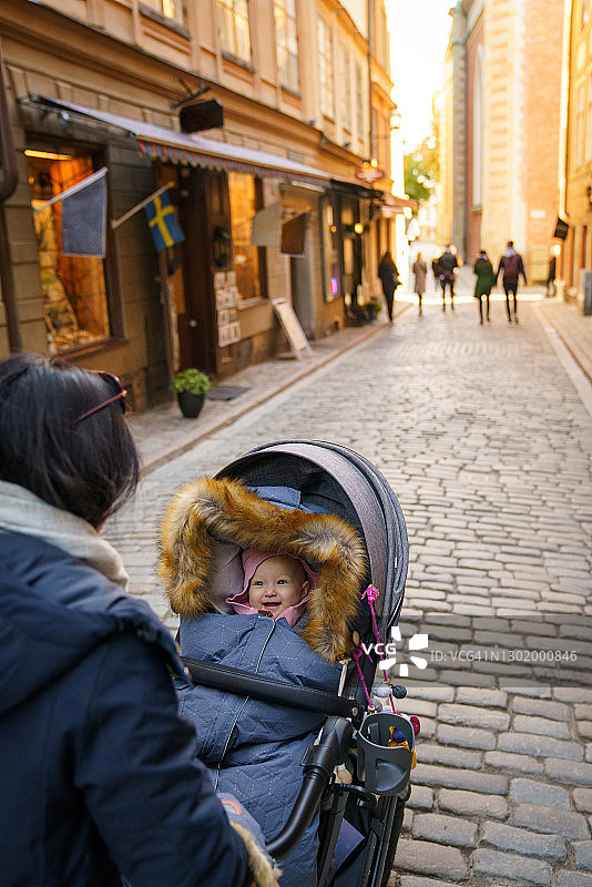 宝宝在瑞典斯德哥尔摩探索一条古老的街道图片素材