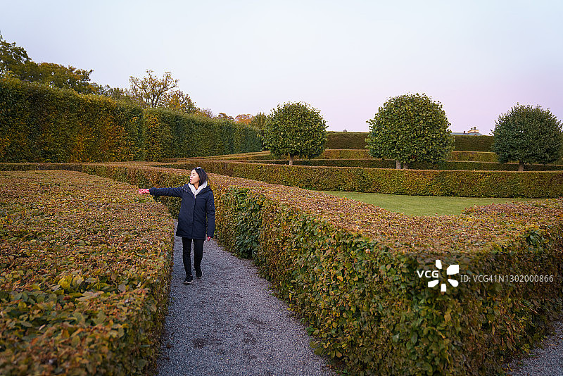 年轻女人在德罗特宁霍尔摩宫公园享受美好时光图片素材