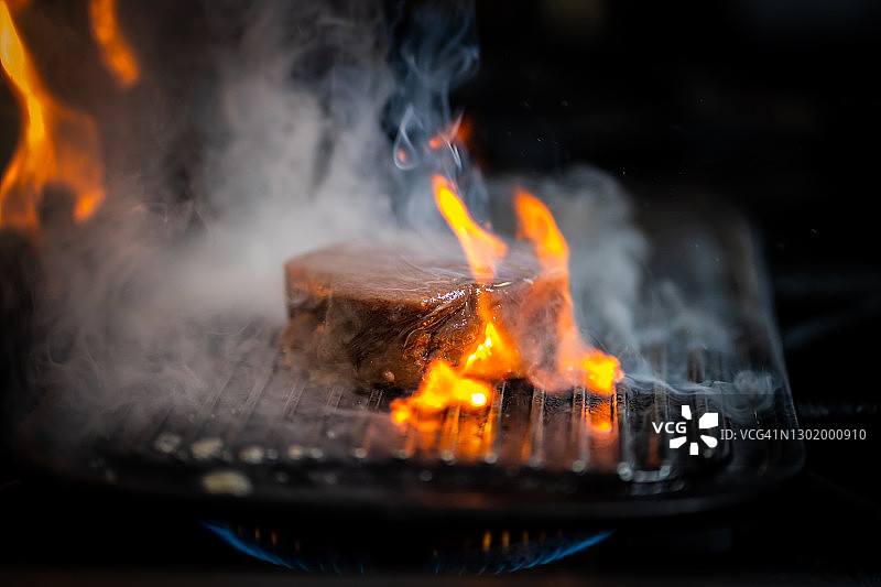 餐厅烤架上的火焰里脊牛排，哥斯达黎加美食图片素材