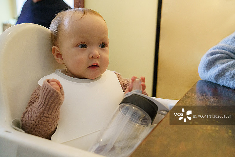 可爱的宝宝在斯德哥尔摩等待食物图片素材