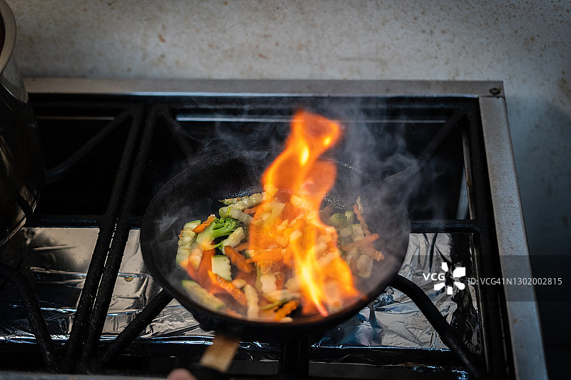 炉灶上的平底锅，食物正在燃烧（哥斯达黎加美食）图片素材