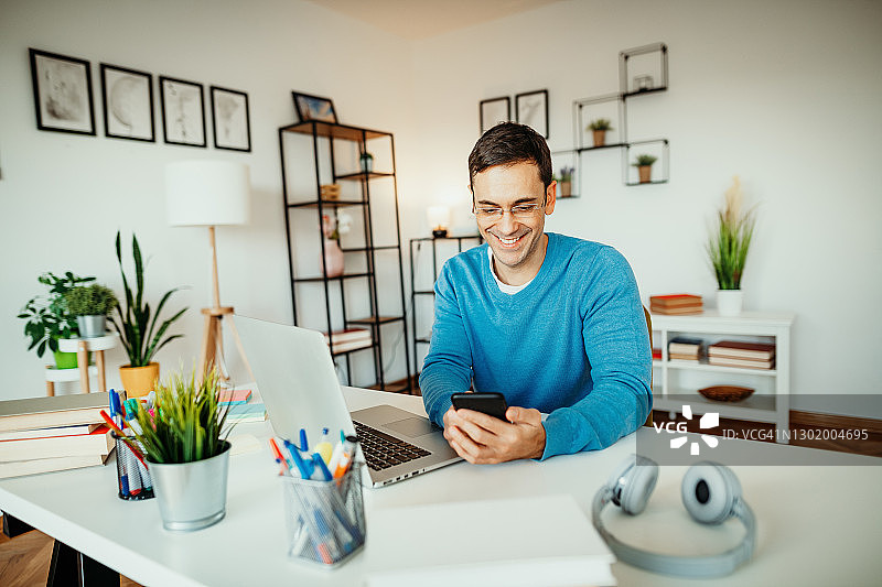 在冠状病毒大流行期间在家工作的年长商人图片素材