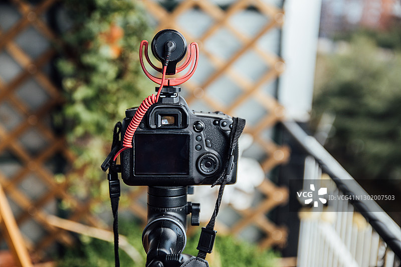 家中露台上三脚架上的数码相机特写图片素材