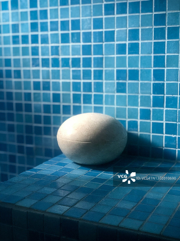 蓝色背景下的洗漱用品皂液器图片素材