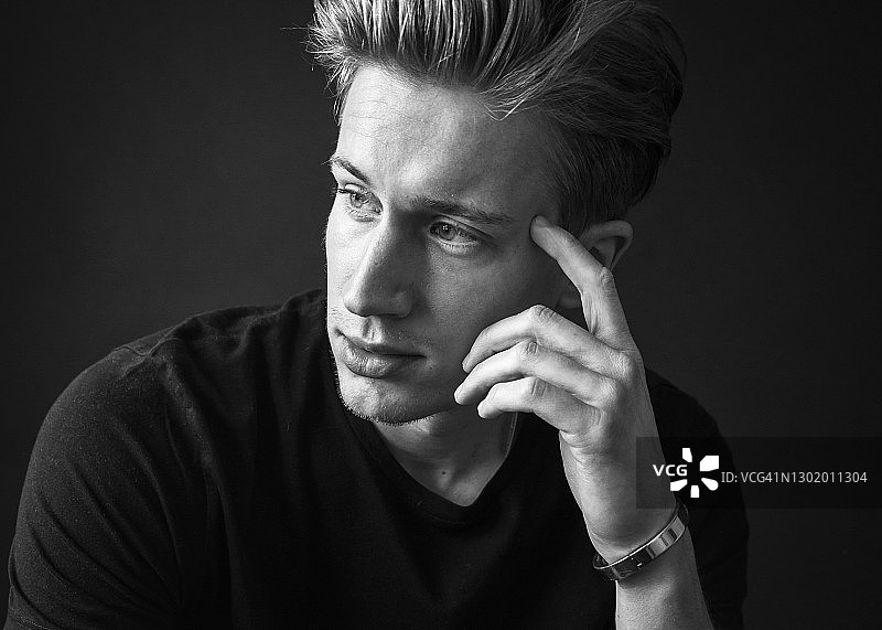 思考中的高档年轻男人（黑白照片）图片素材