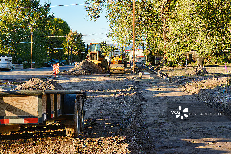 犹他州乡村小镇上正在修建的人行道图片素材