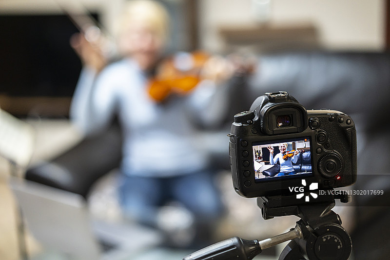 小提琴手录制Vlog图片素材