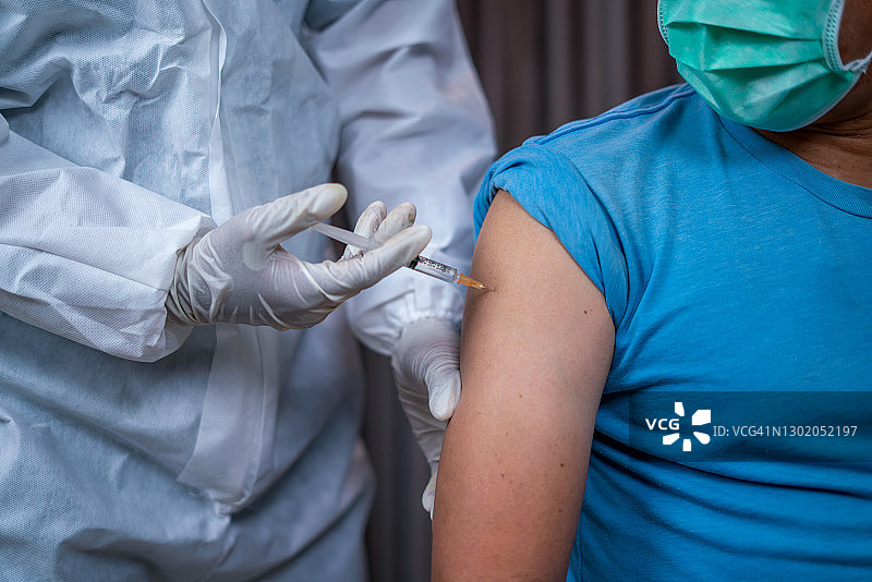 医生在疫情期间接种疫苗图片素材