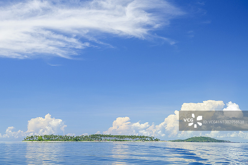 海平面、海洋与海草、珊瑚和晴朗多云天空图片素材