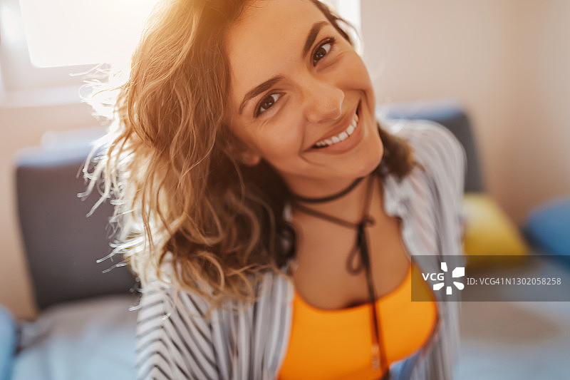 漂亮的年轻女子在家图片素材
