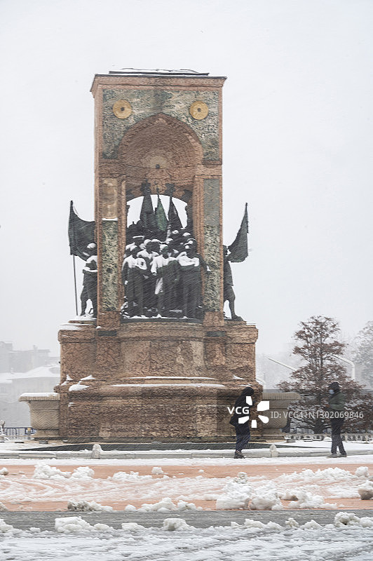 伊斯坦布尔塔克西姆广场的雪景图片素材