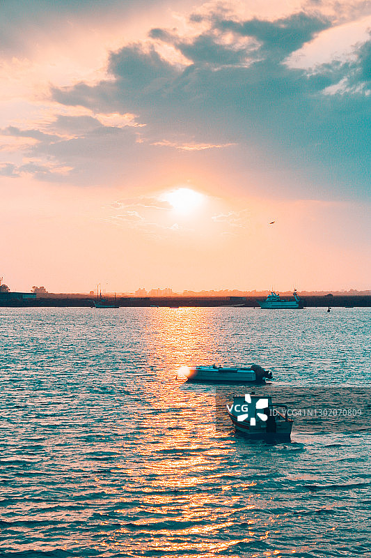 瓜迪亚纳河上的日落图片素材