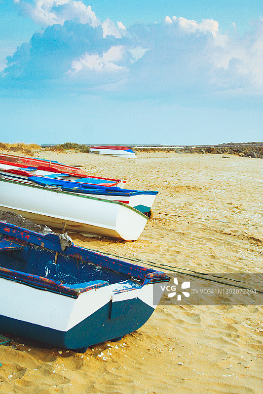 沙滩上的小船图片素材