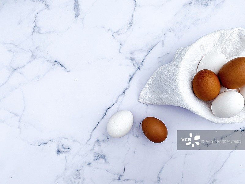 白色和深色鸡蛋背景图片素材