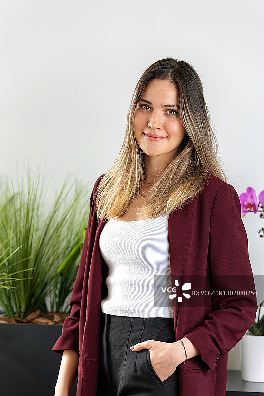 办公室里的现代商务女性人像图片素材