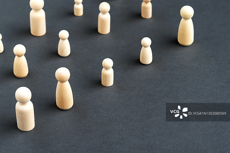 灰色背景上的木块小雕像图片素材