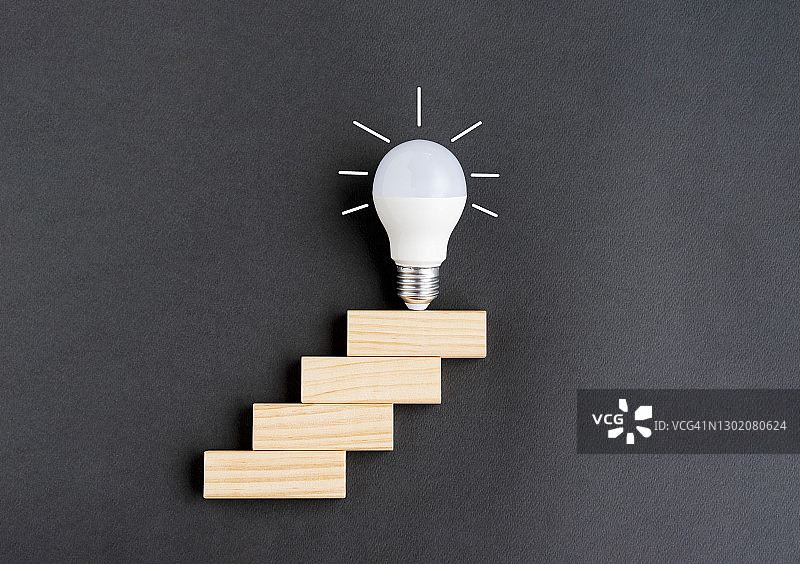 木块梯子顶部的灯泡图片素材